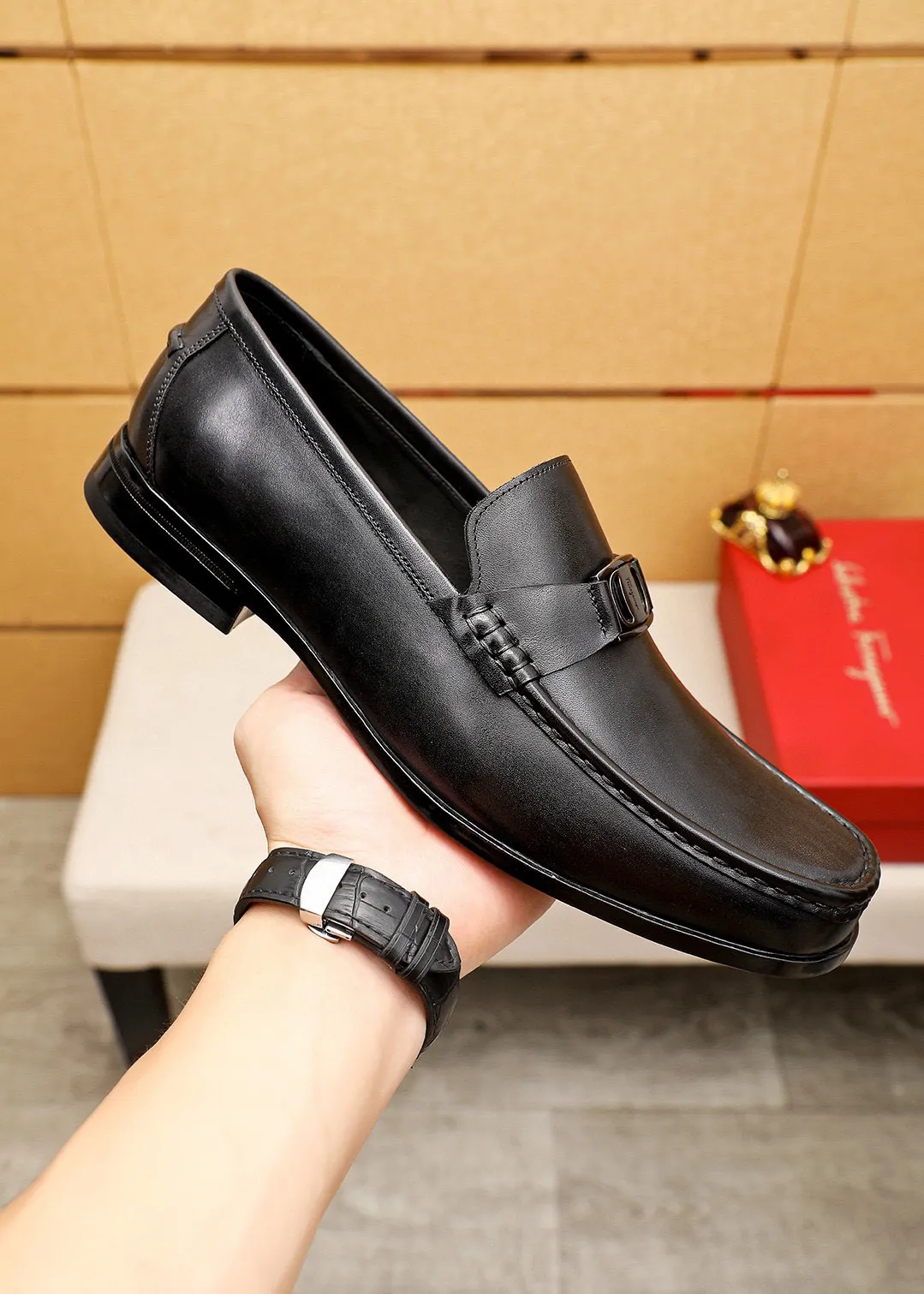Men's shoes 💰460 💐 Product trademark: Ferragamo "Ferragamo" casual leather shoes Regular size: 38-44 (45.46🉑️customized) Product materials: Selected imported first-layer calfskin upper + luxury hardware buckle, imported water-dyed cowhide leather lining. Strong three-dimensional visual effect, original rubber outsole Color: 1⃣️color optional